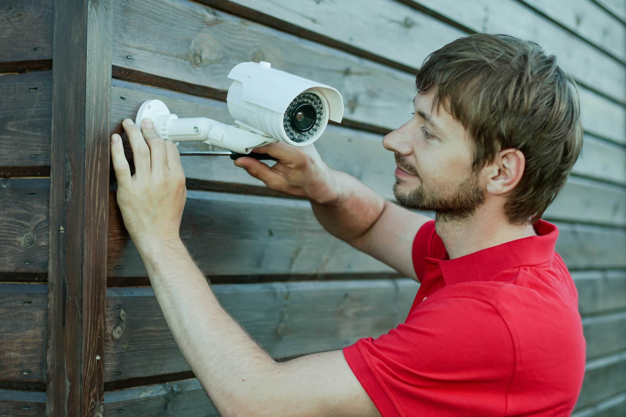 caucasian-technician-installing-ip-wireless-cctv-camera-by-screwed-for-home-security-system (2)